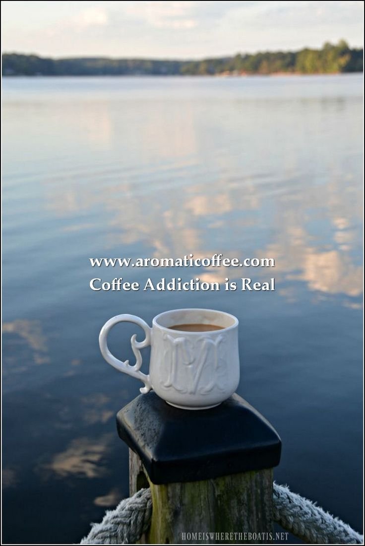 Чашка кофе на берегу реки