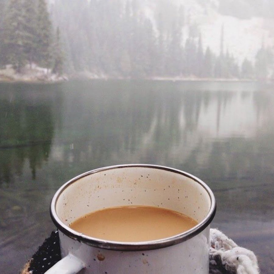 Туманное утро в горах с чашкой кофе