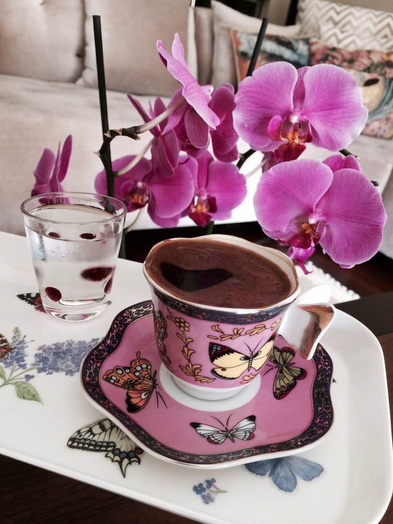 Чашка кофе с орхидеей