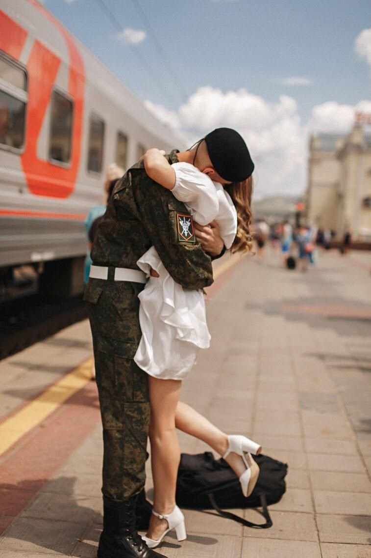Девушка с солдатом на перроне