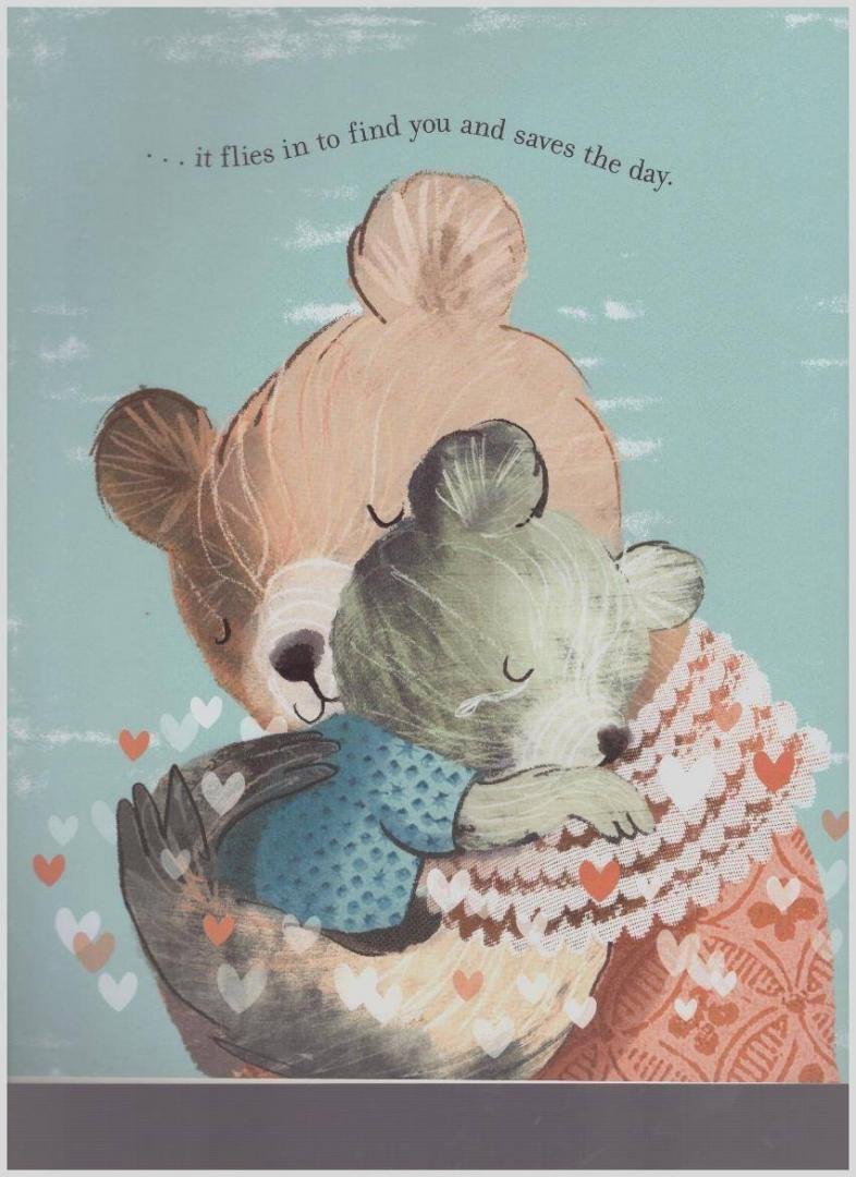 Медвежонок обнимает маму