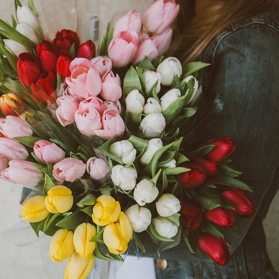 Селфи с букетом тюльпанов