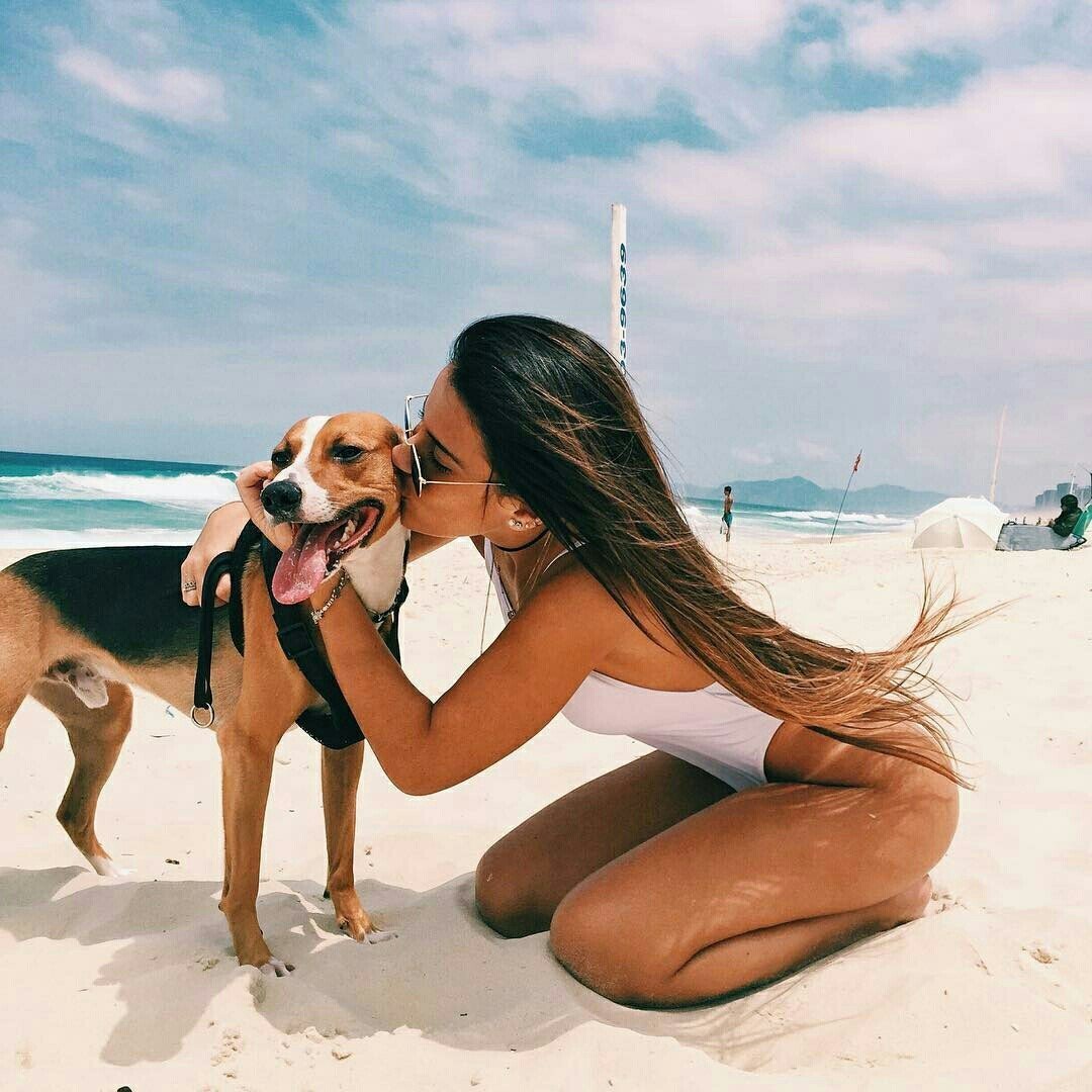 Девушка с собакой на море