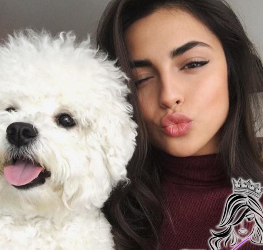 Девушка с пушистой собакой