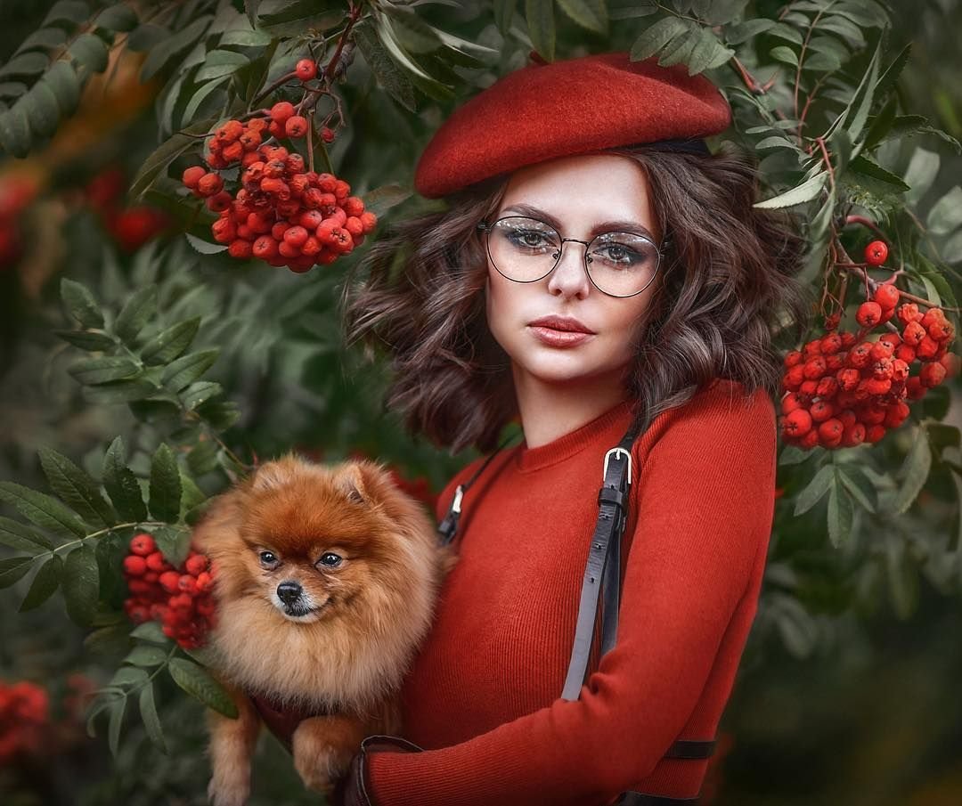 Девушка в очках с собакой