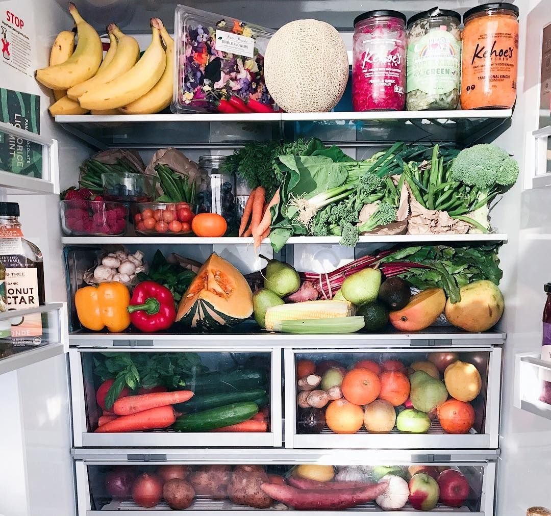 Полный холодильник продуктов