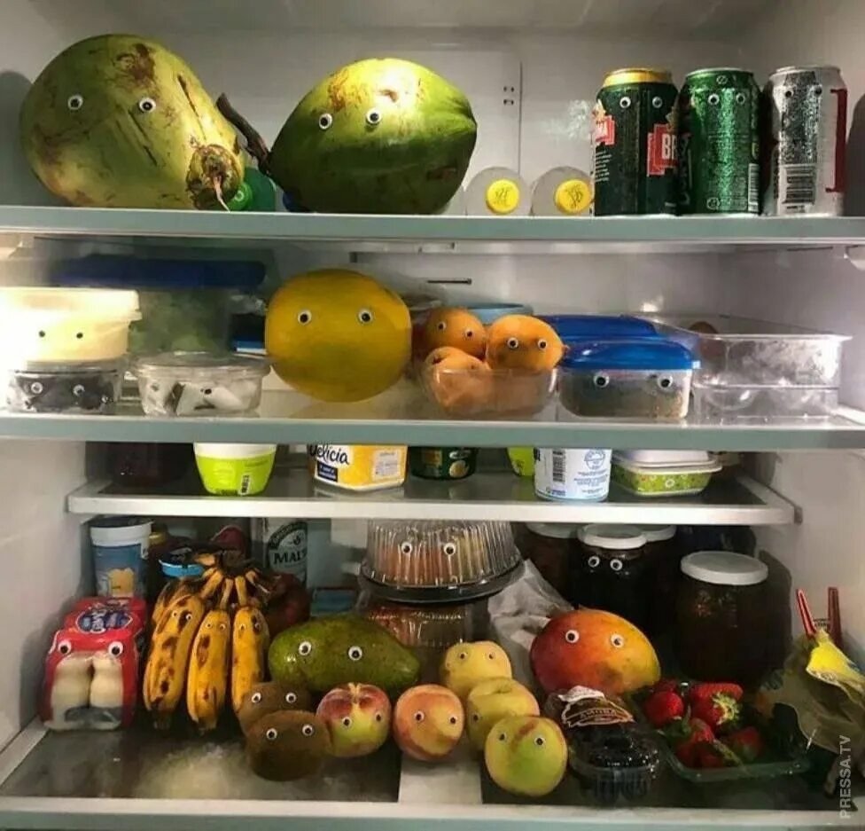 Еда в холодильнике с глазами