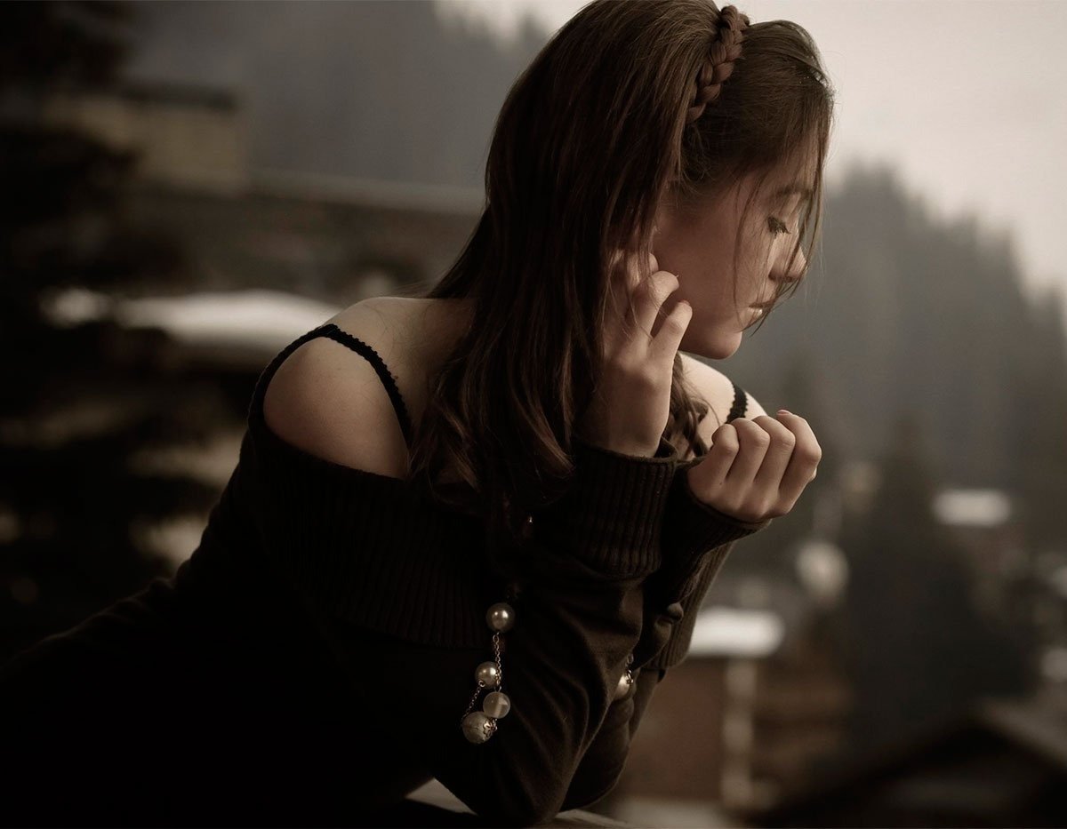 Грустная девушка