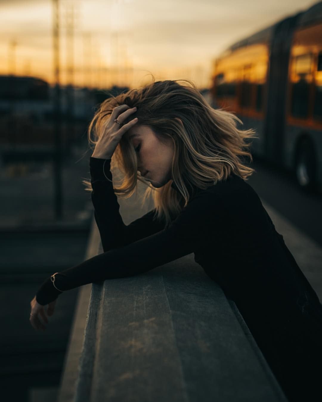 Печальная девушка