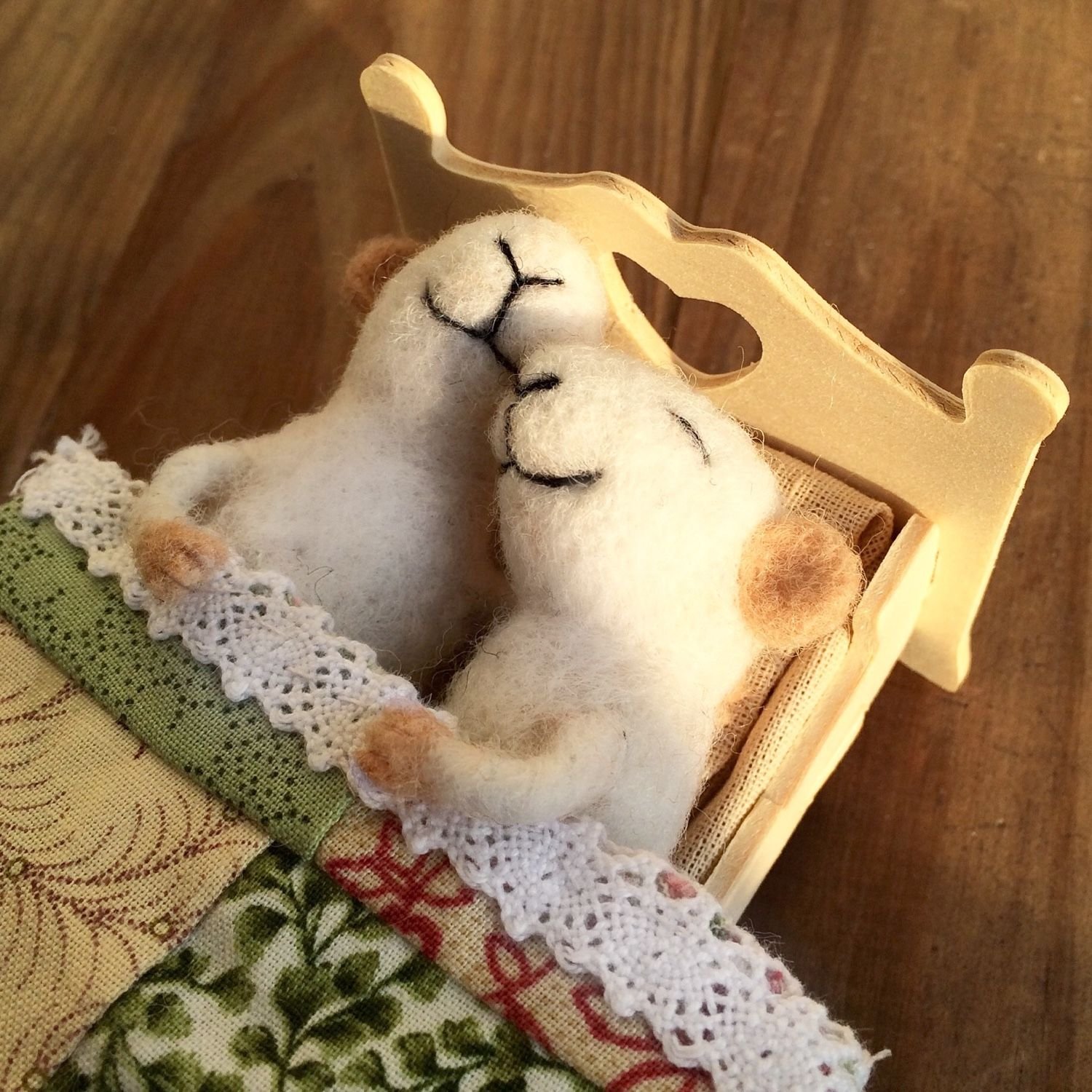 Спать игрушки одеяло. Спящие мышки. Мышка в кроватке.