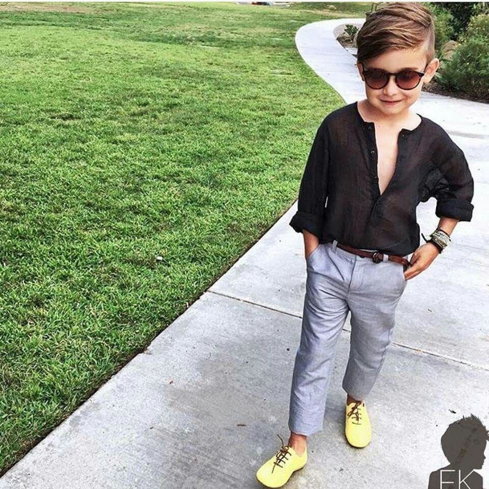 Manu Rios в зеркале айфон