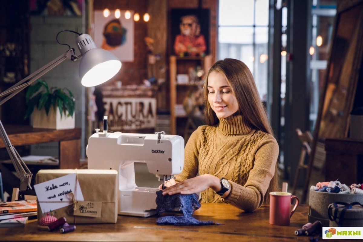 Дизайнер одежды швея