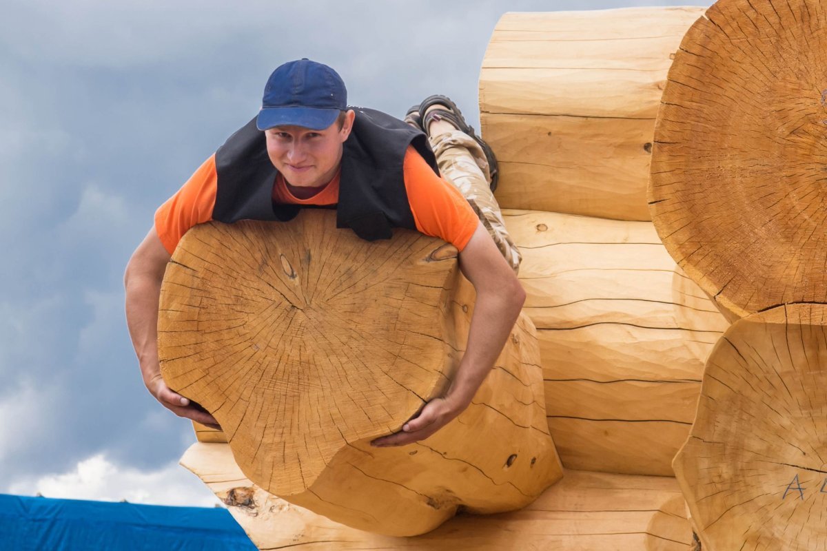 Деревянная изба внутри