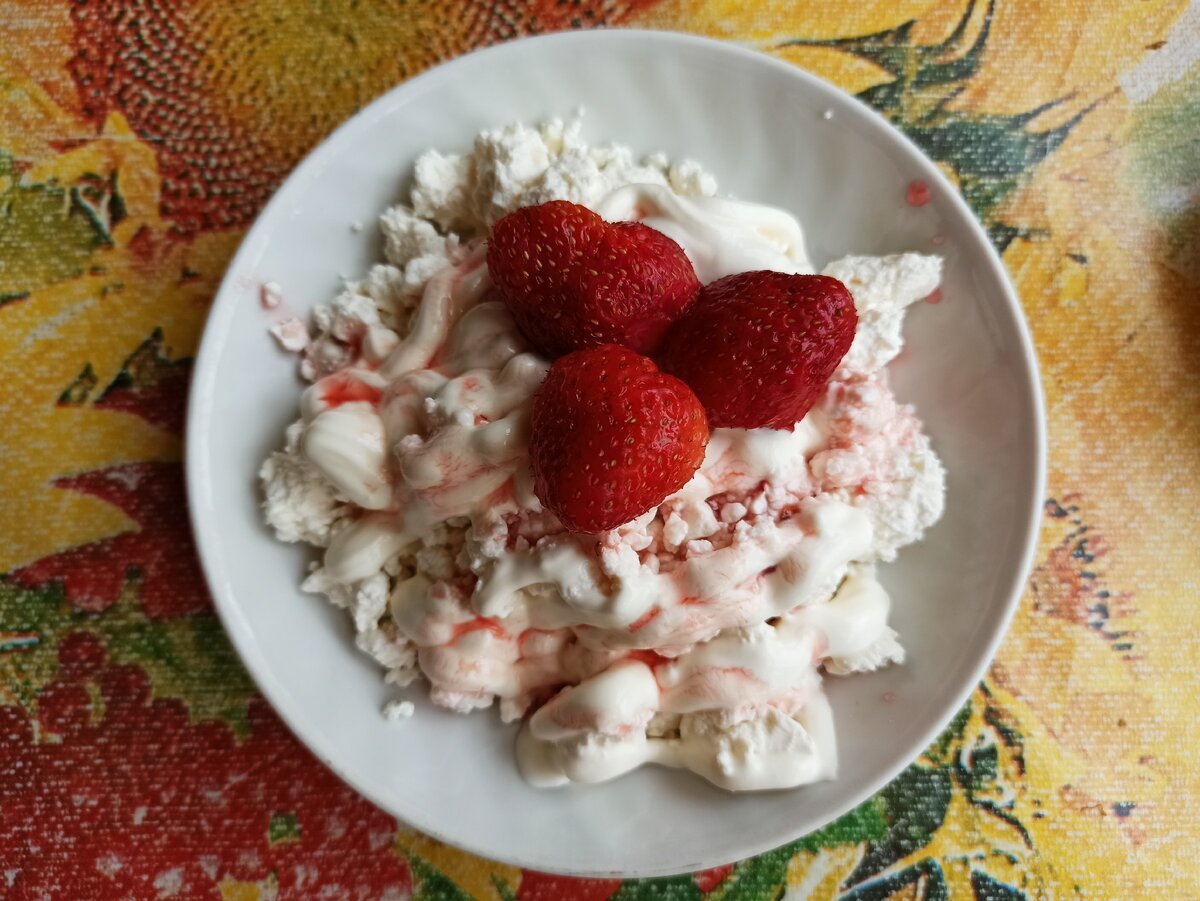 Крынка с молоком и хлеб