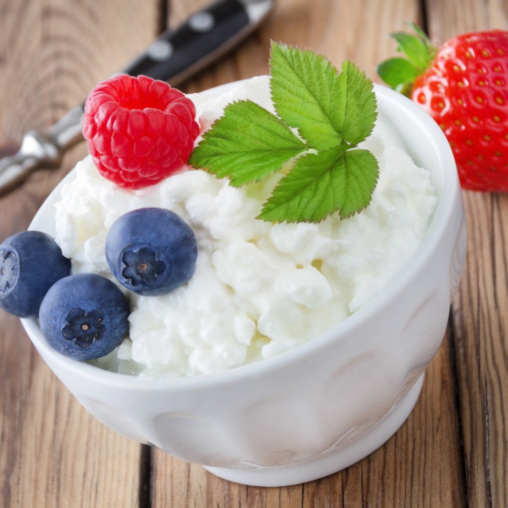 Творог в тарелке с ягодами