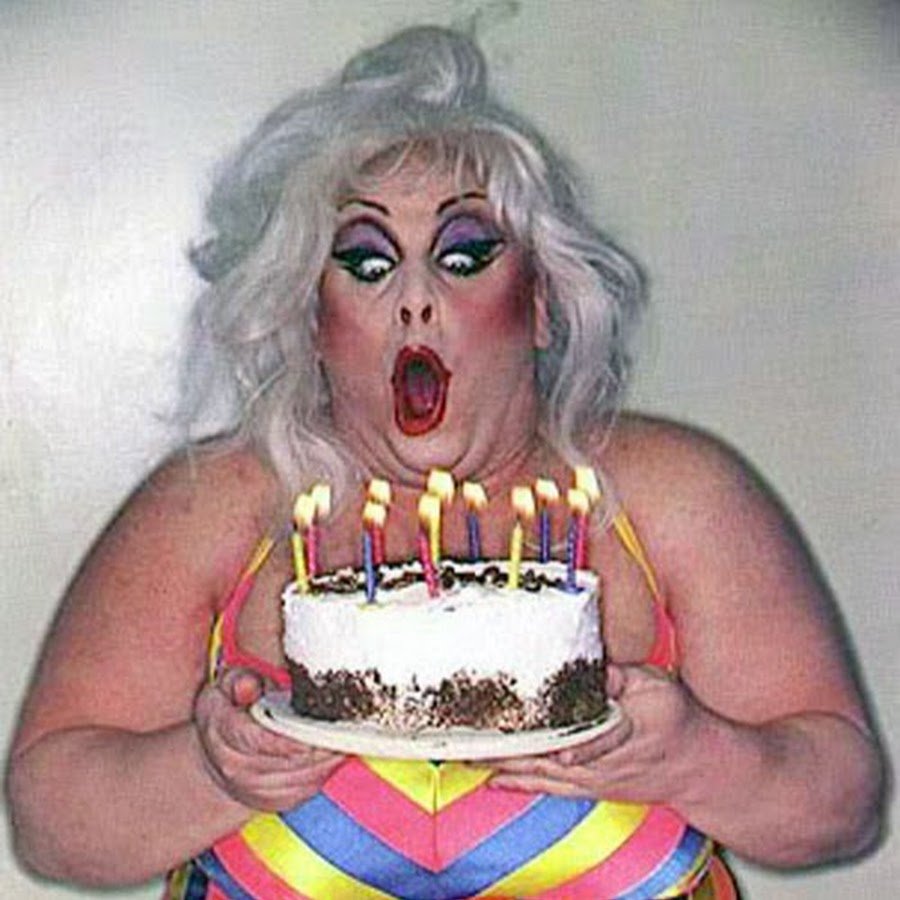 Толстая девушка с тортиком