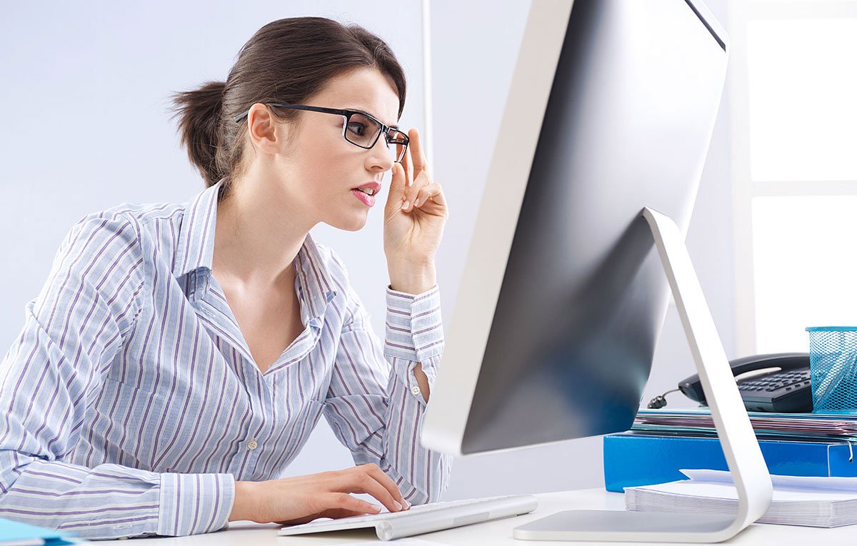 Сотрудник за компьютером