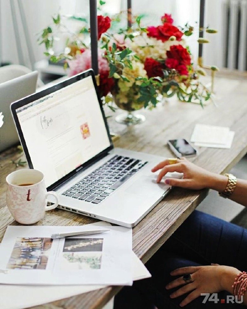 Человек с ноутбуком