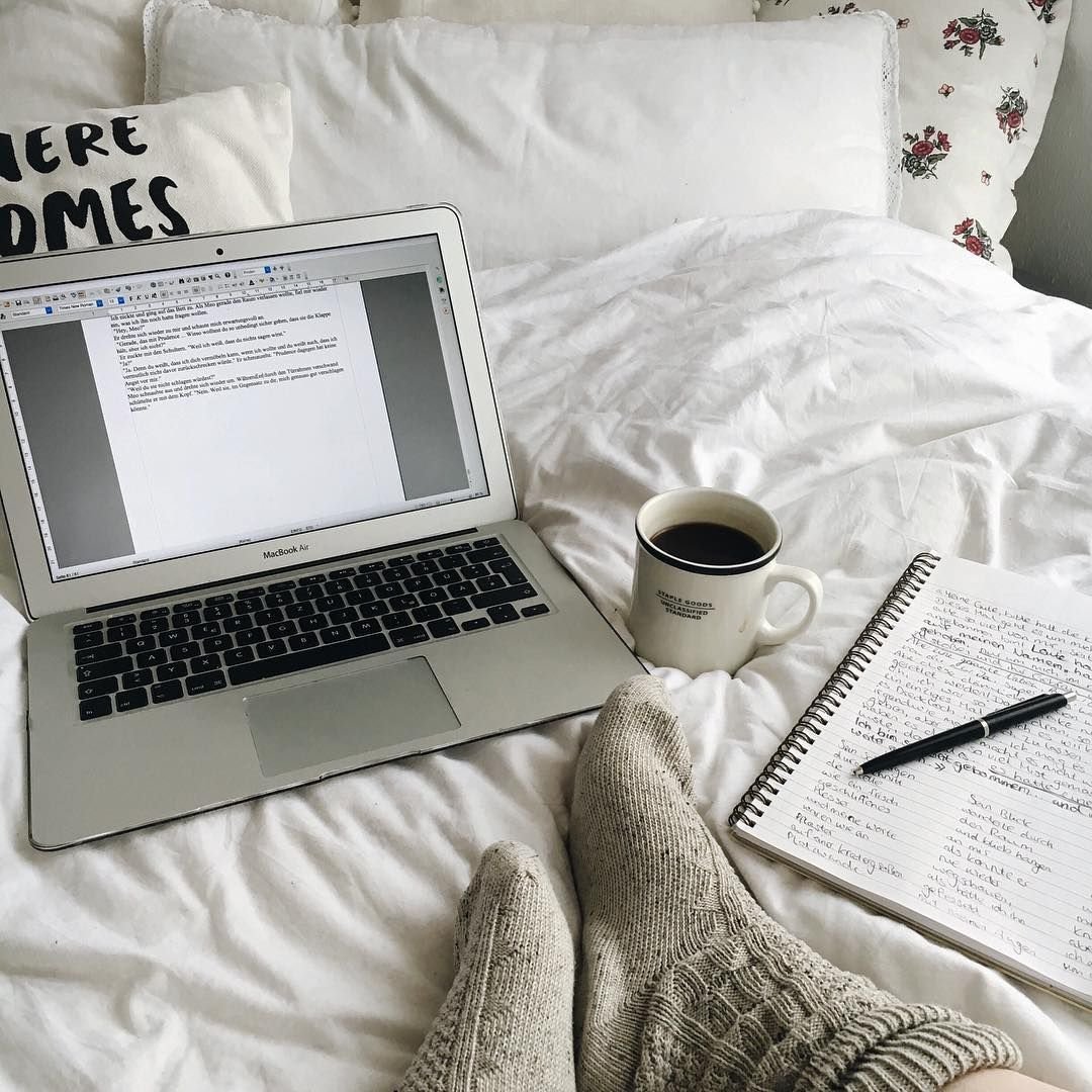 Ноутбук на постели