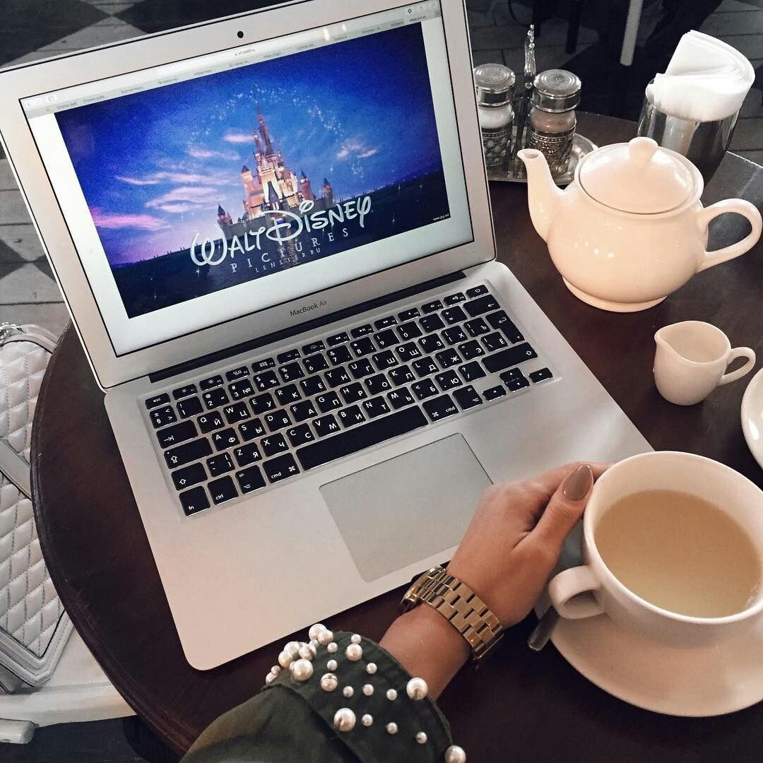 Ноутбук и кофе