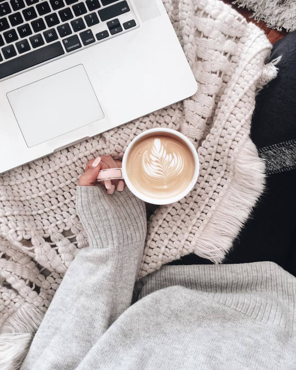 Уютная фотосессия в свитере с чашкой