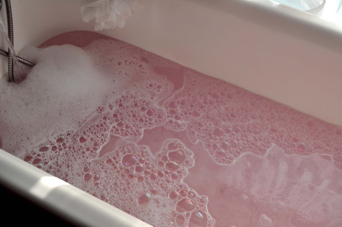 Розовая вода в ванной