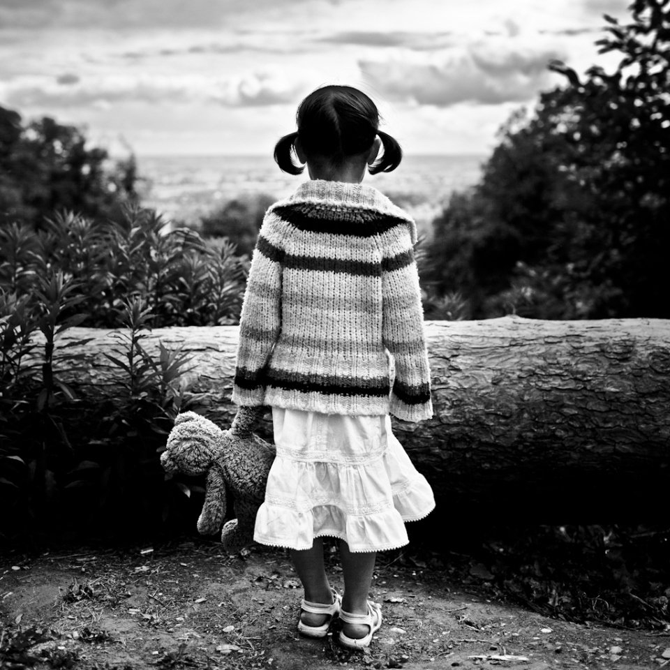 Маленькая девочка черно белое