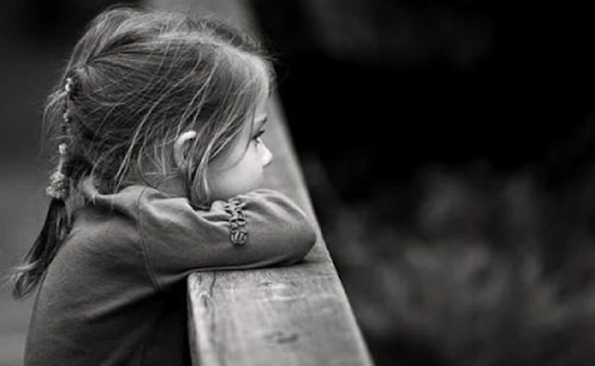 Грустная девочка