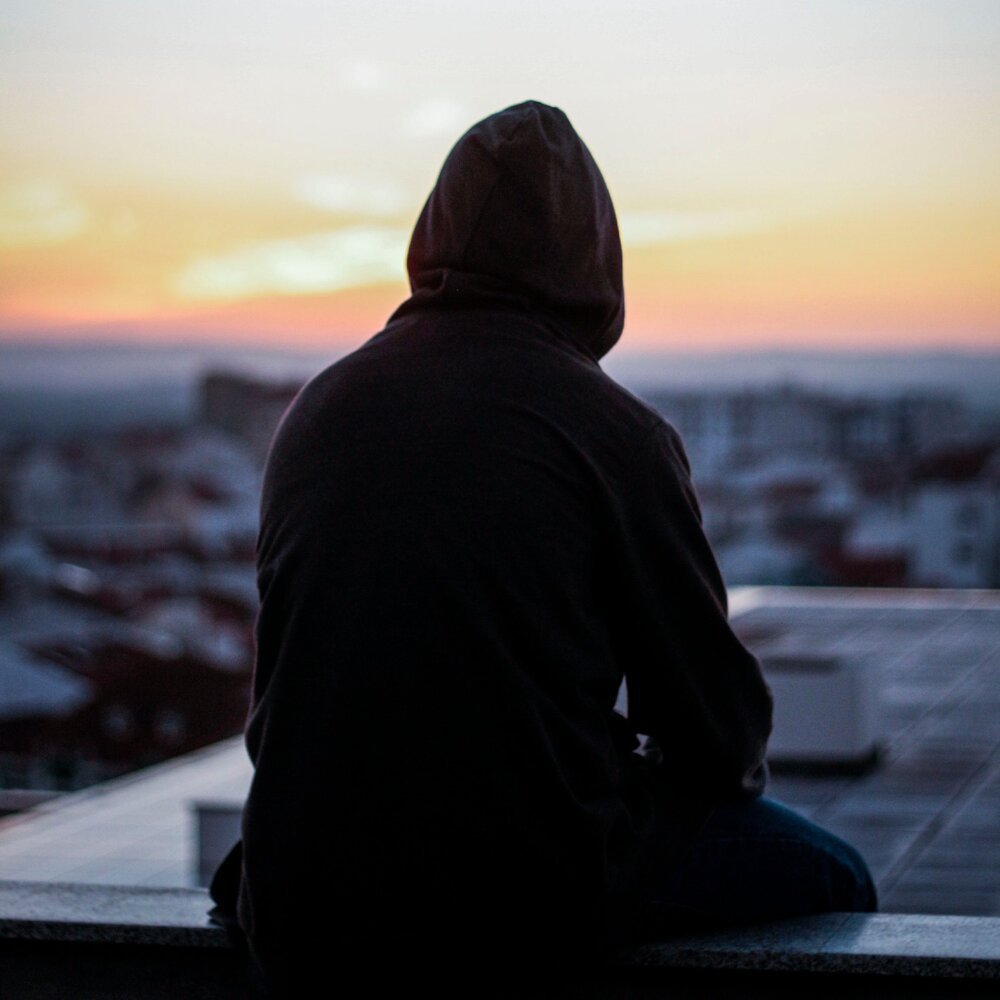 Мужчина в капюшоне со спины