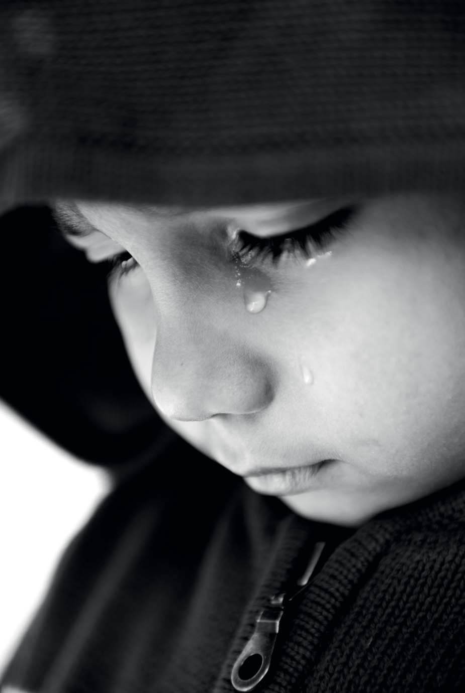 Мальчик плачет