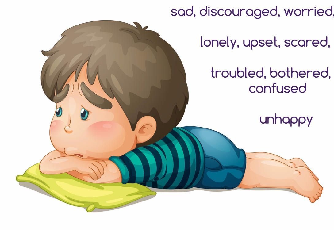 Мальчик лежит для детей