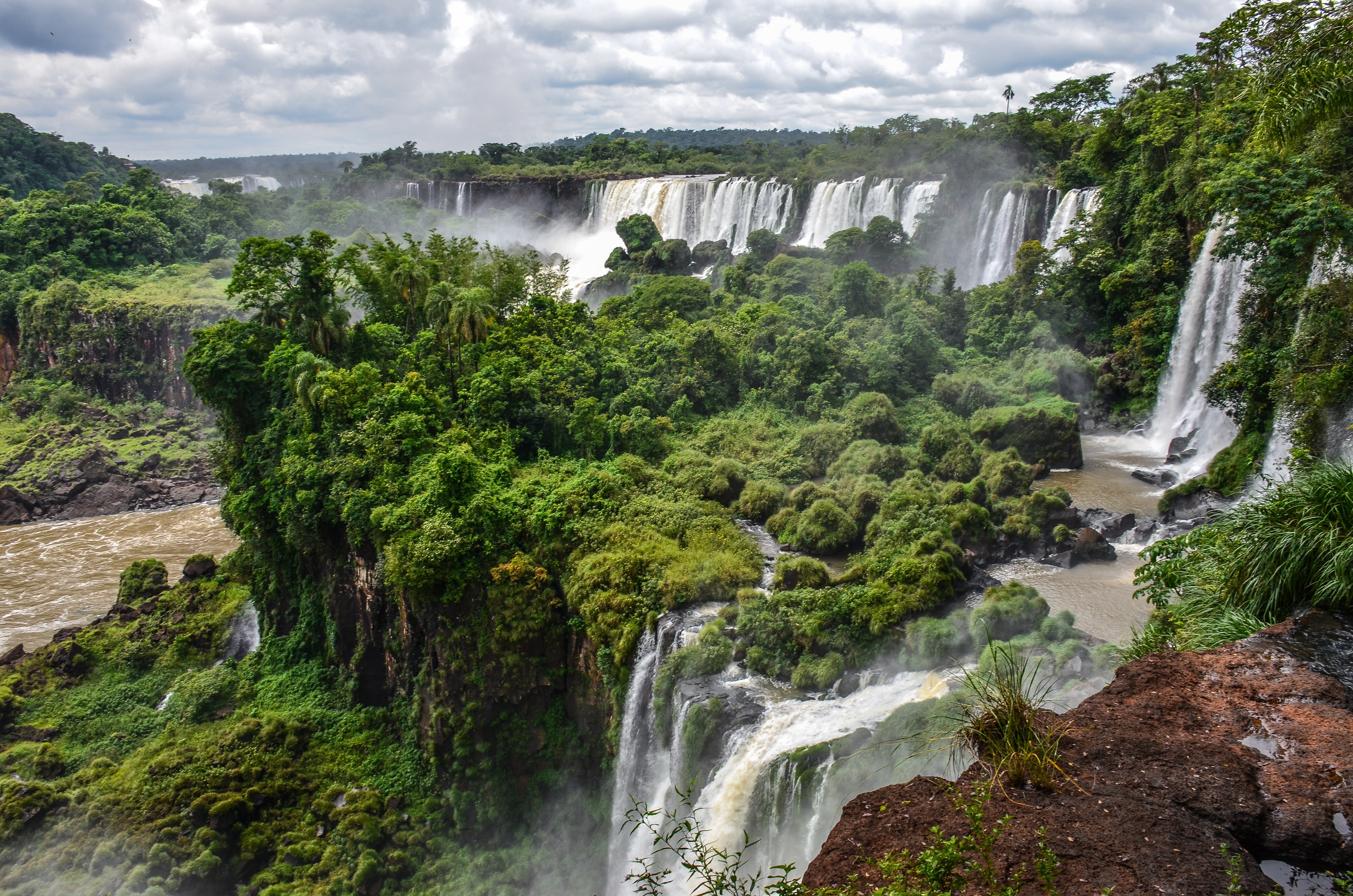 Природные воды бразилии. Водопады Игуасу Аргентина. Каскад водопадов Игуасу. Водопад Игуасу ЮАР. Водопад гуси . Аргентина.