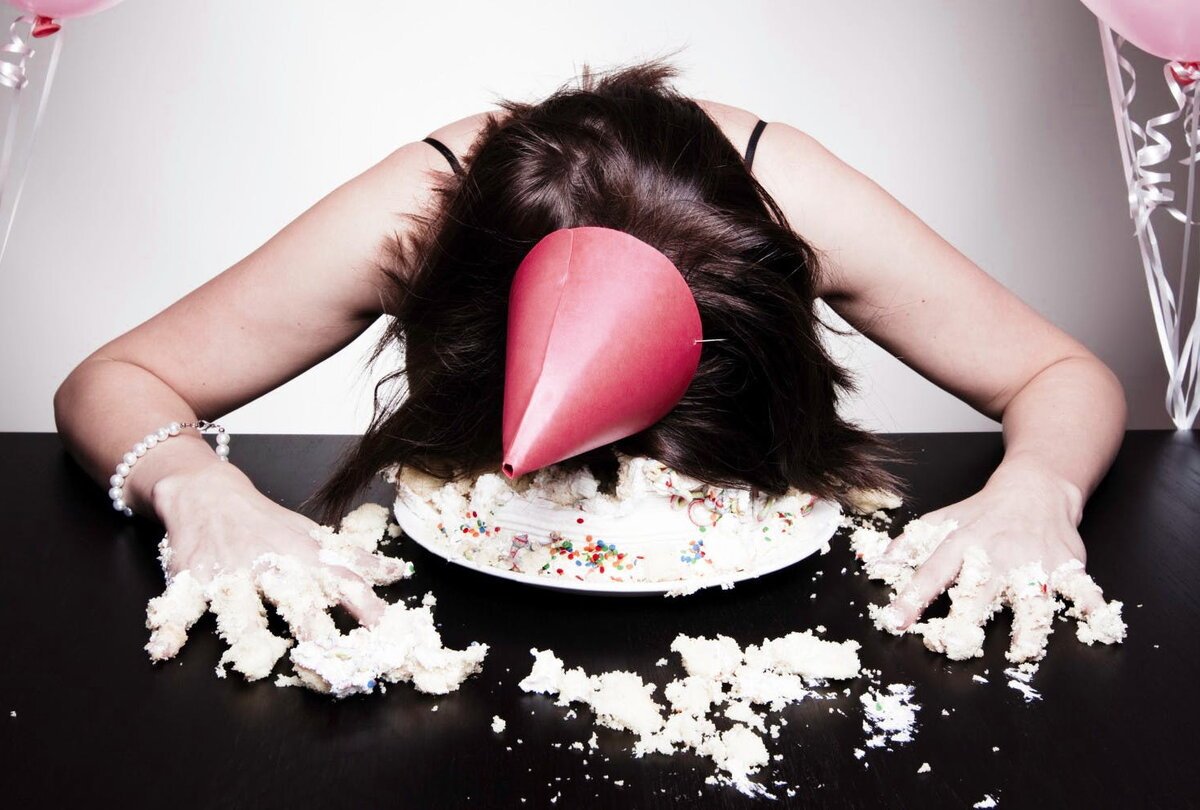 Девушка празднует день рождения