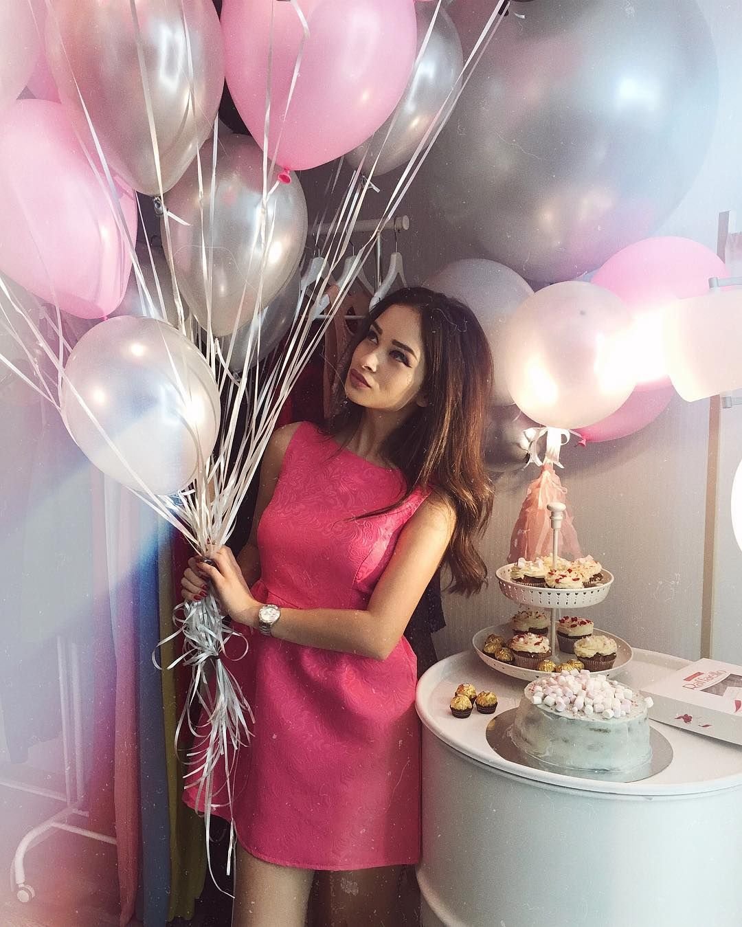 Девушка отмечает день рождения без лица