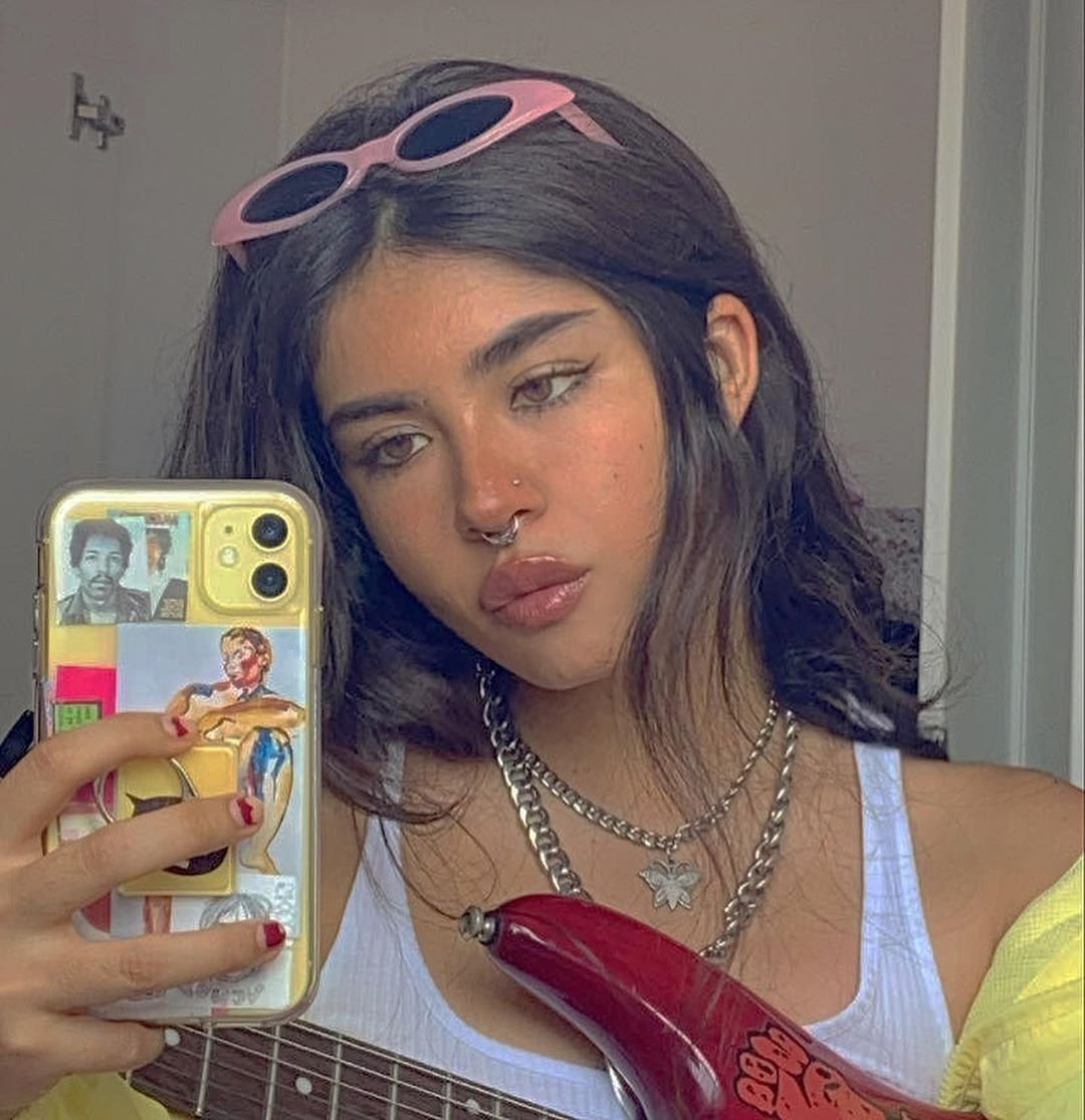 Девушка с короткими розовыми волосами