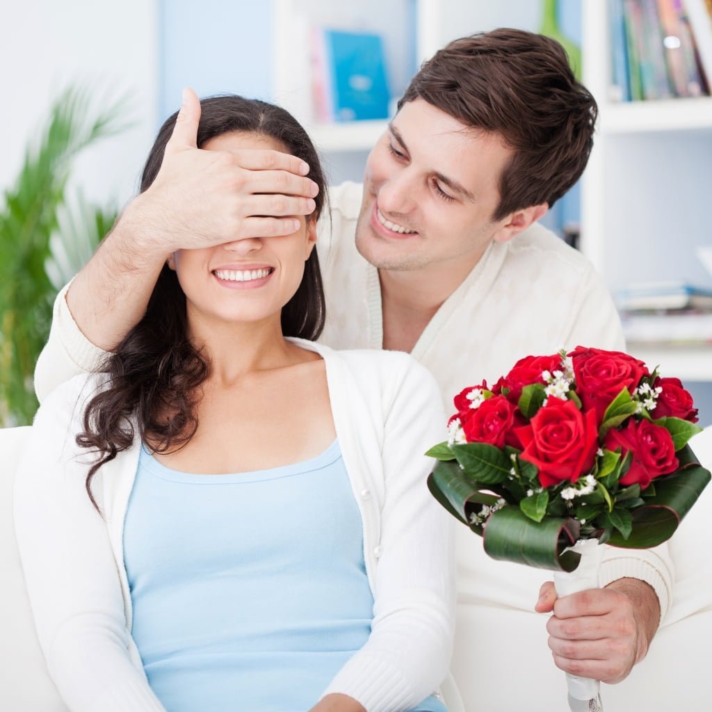 Мужчина дарит цветы женщине