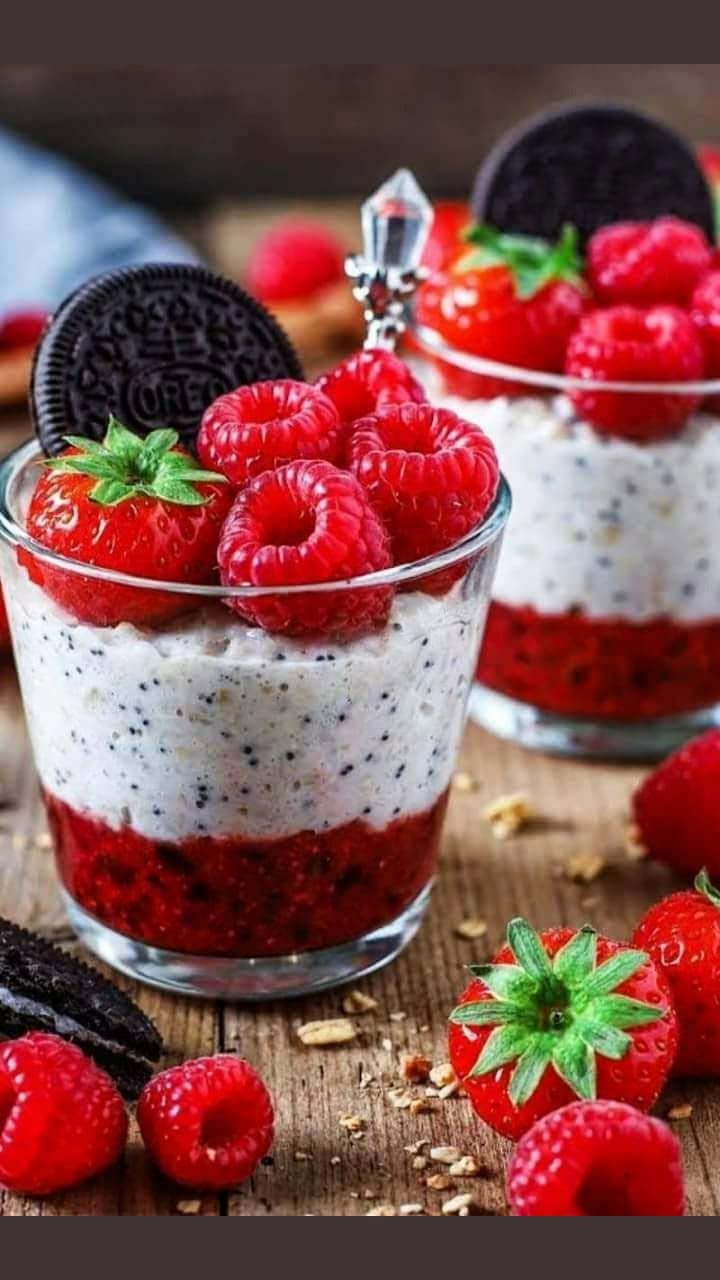 Взбитые сливки с ягодами