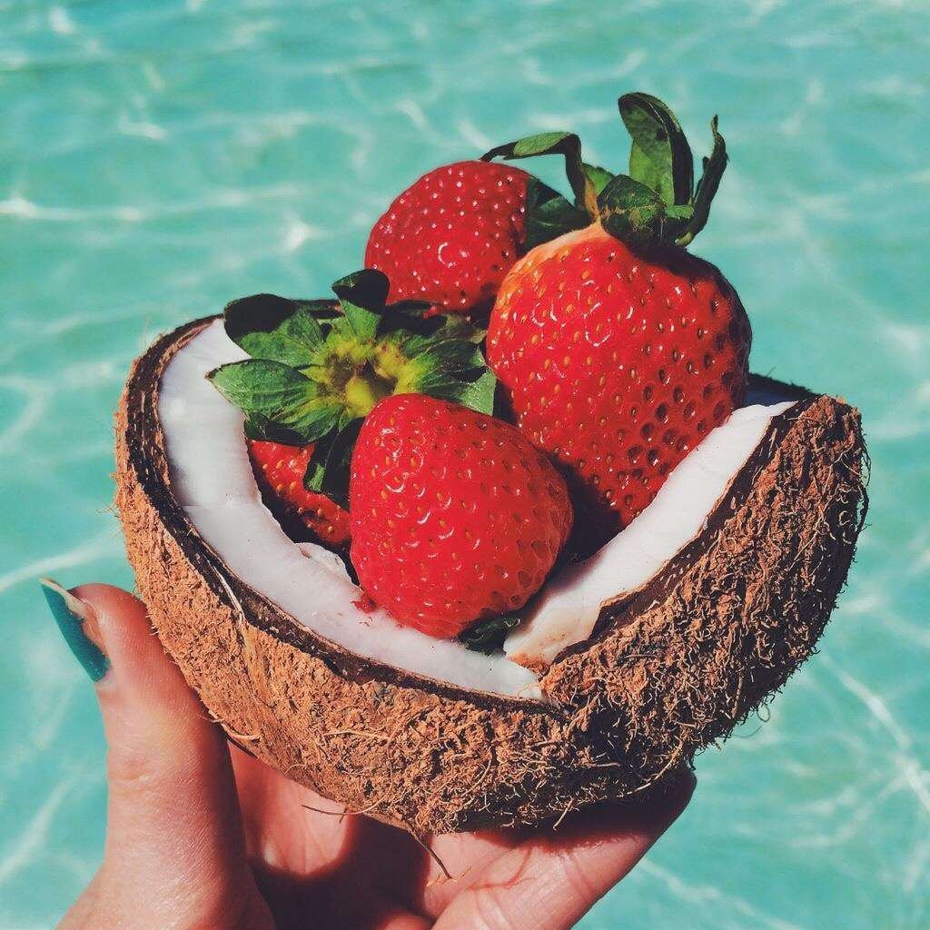 Клубника и море