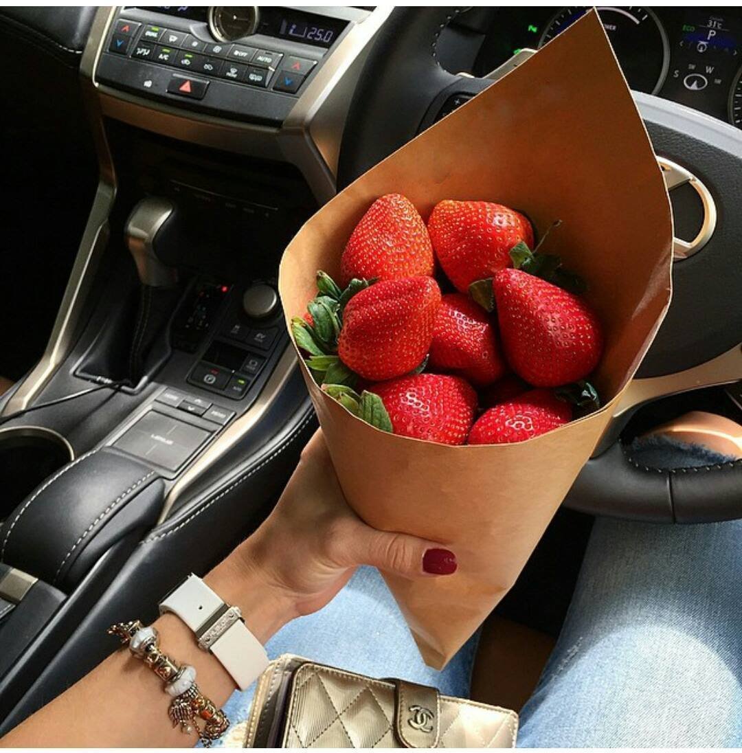 Клубника в руках девушки