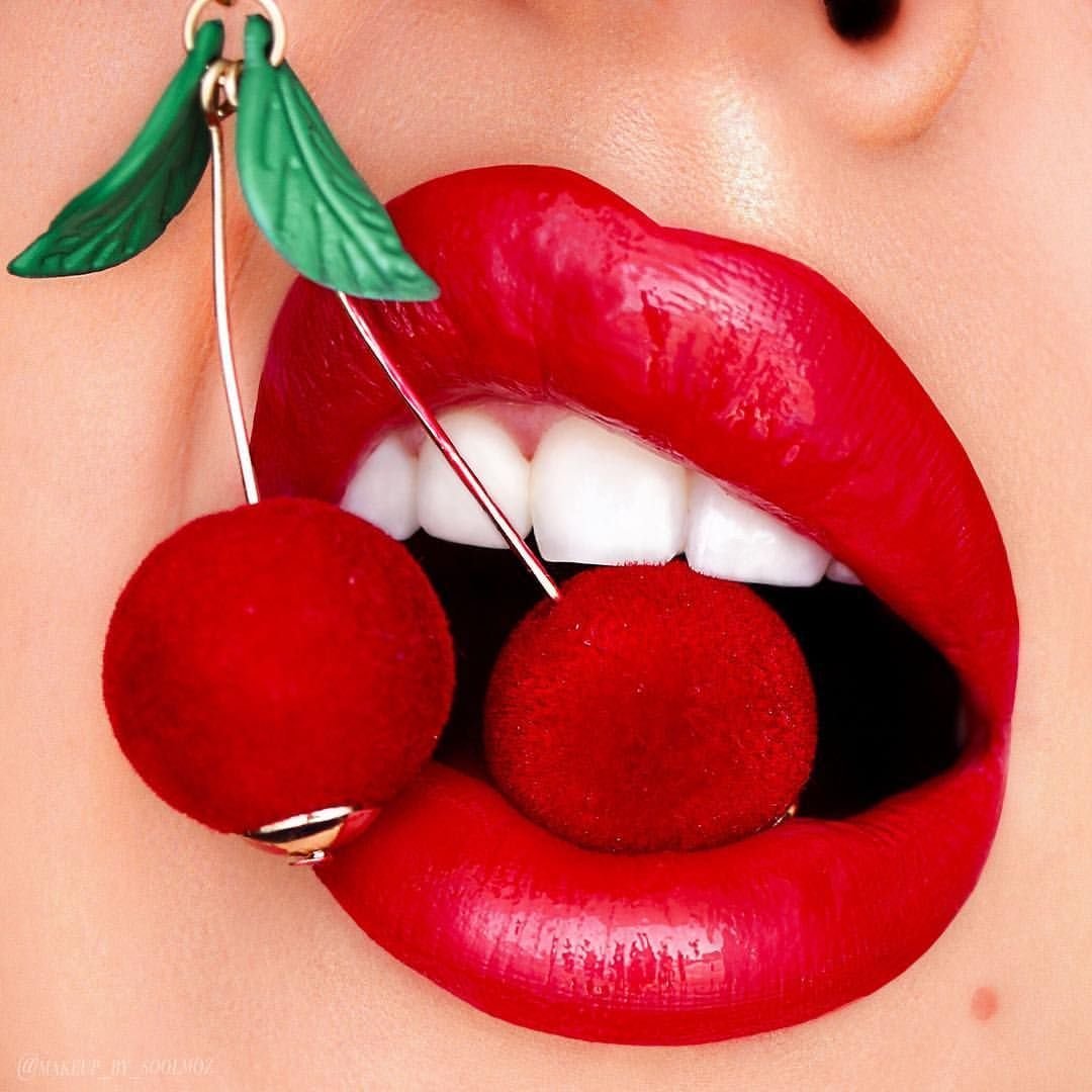 Губы с конфеткой