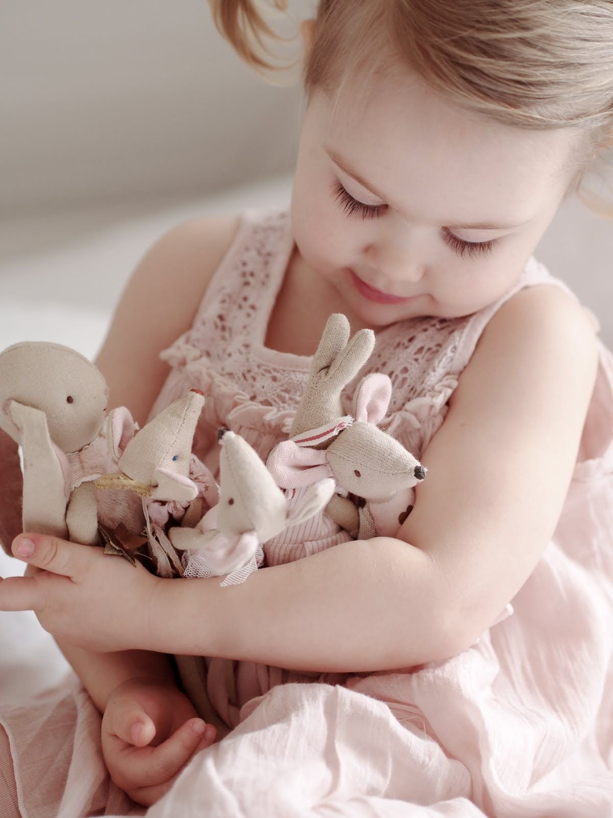 Красивый ребенок маленький с игрушками