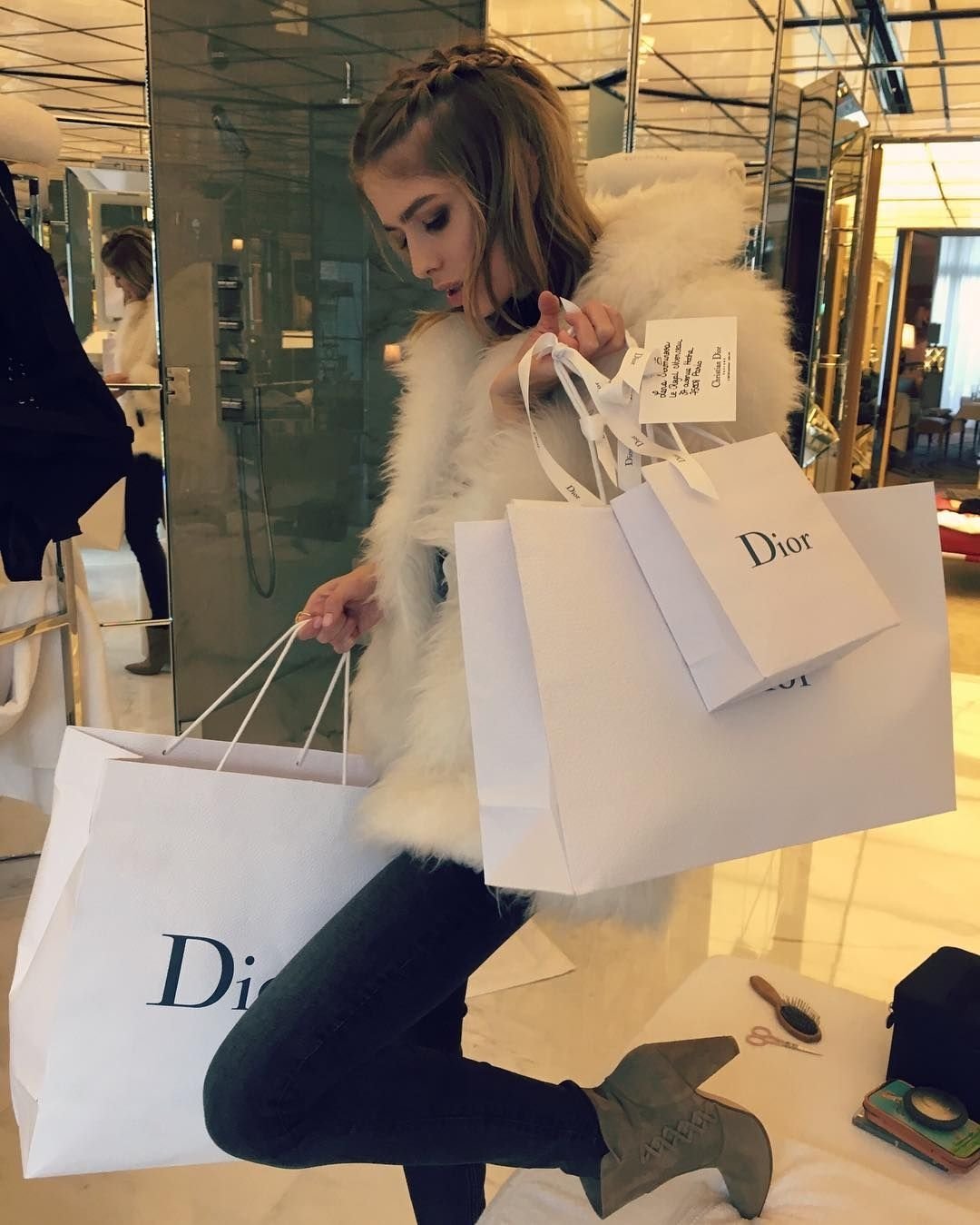 Девушка с пакетами