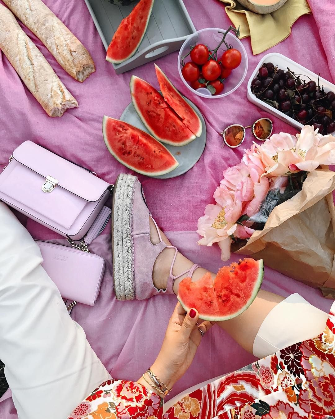 Красивые вещи разложены на столе