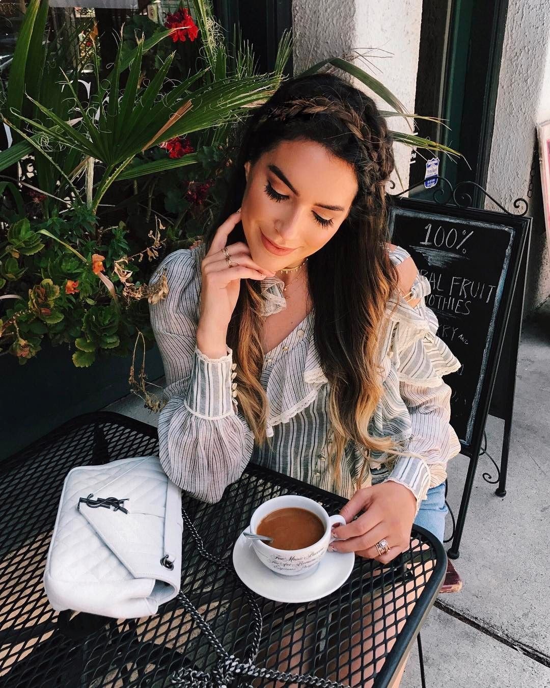 Красивая девушка пьет кофе