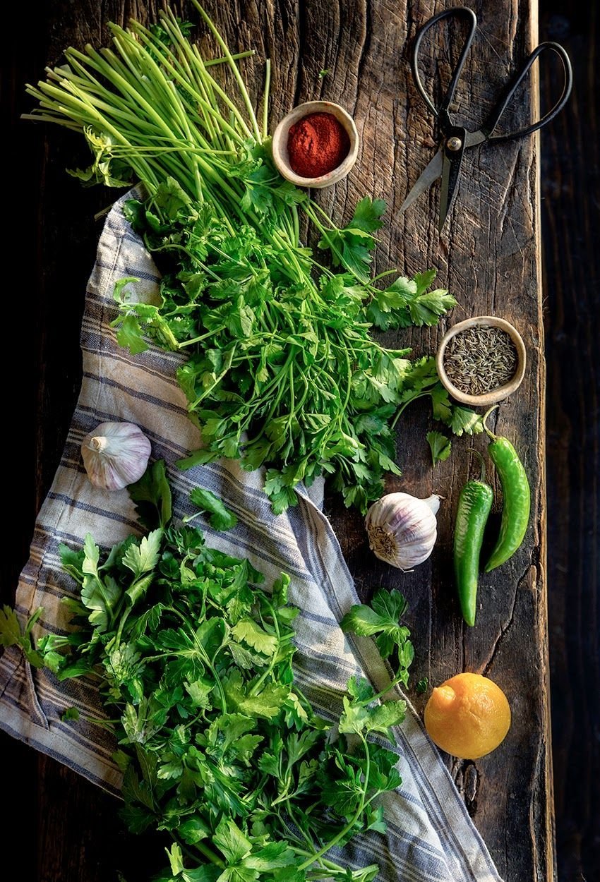 Овощи и зелень на белом фоне