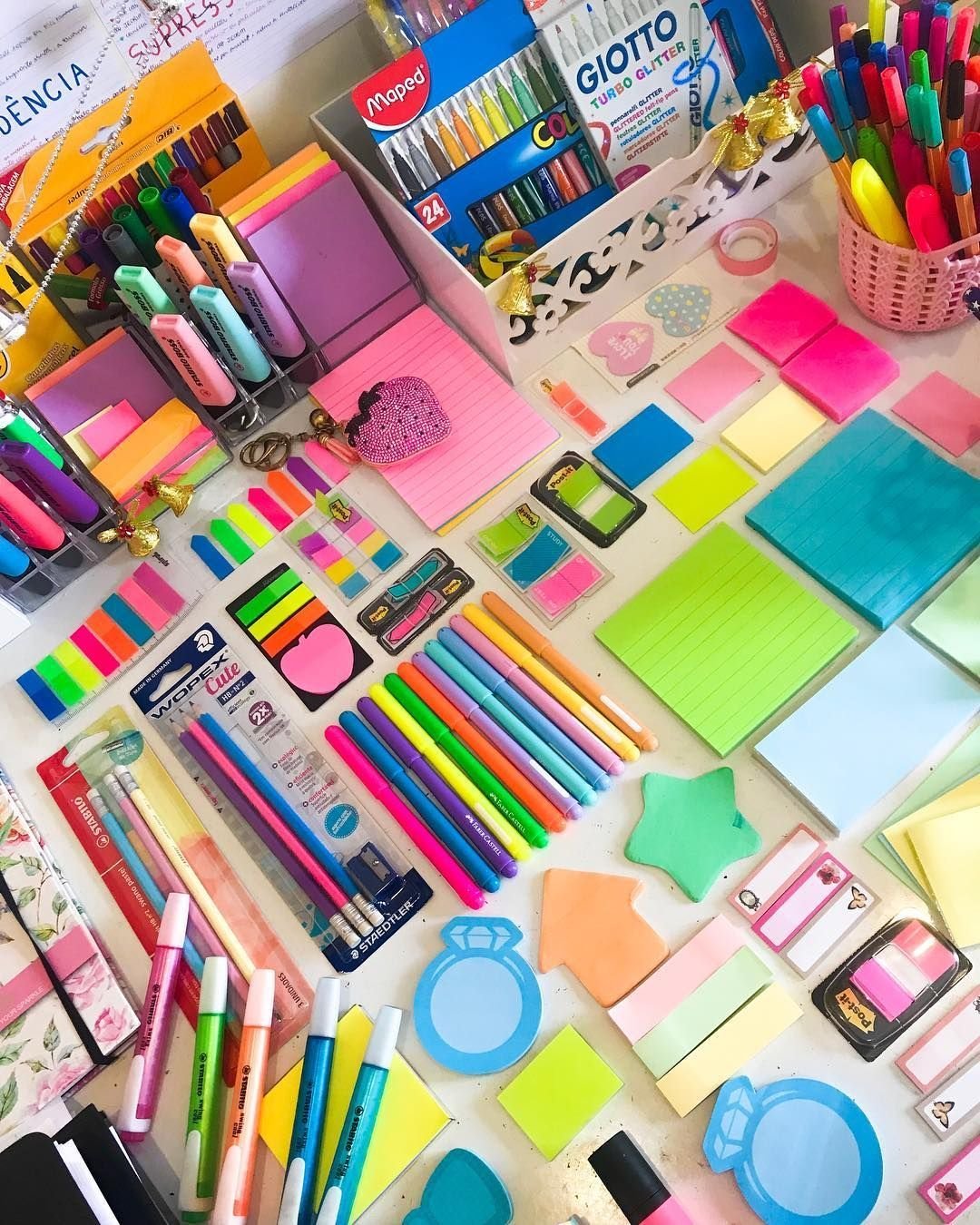 Много канцелярии