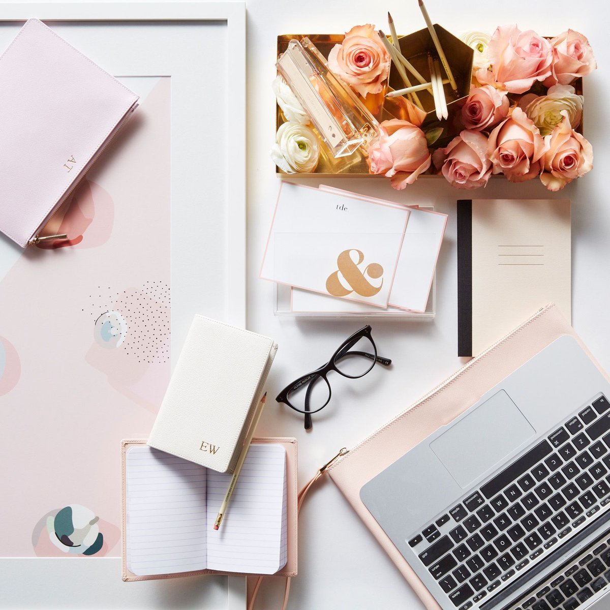 Красивый блокнот на столе