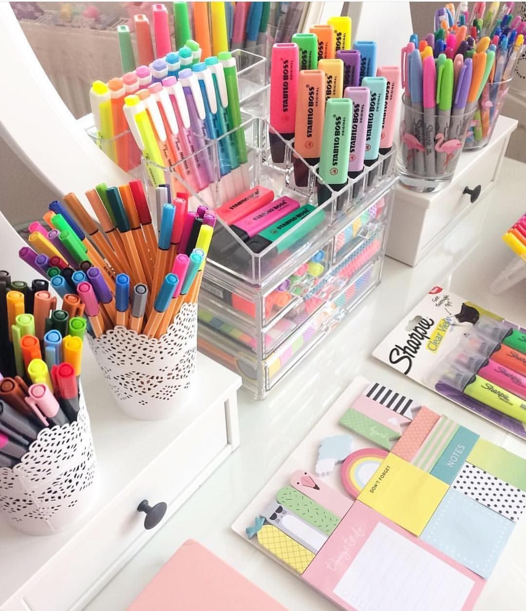 Много канцелярии