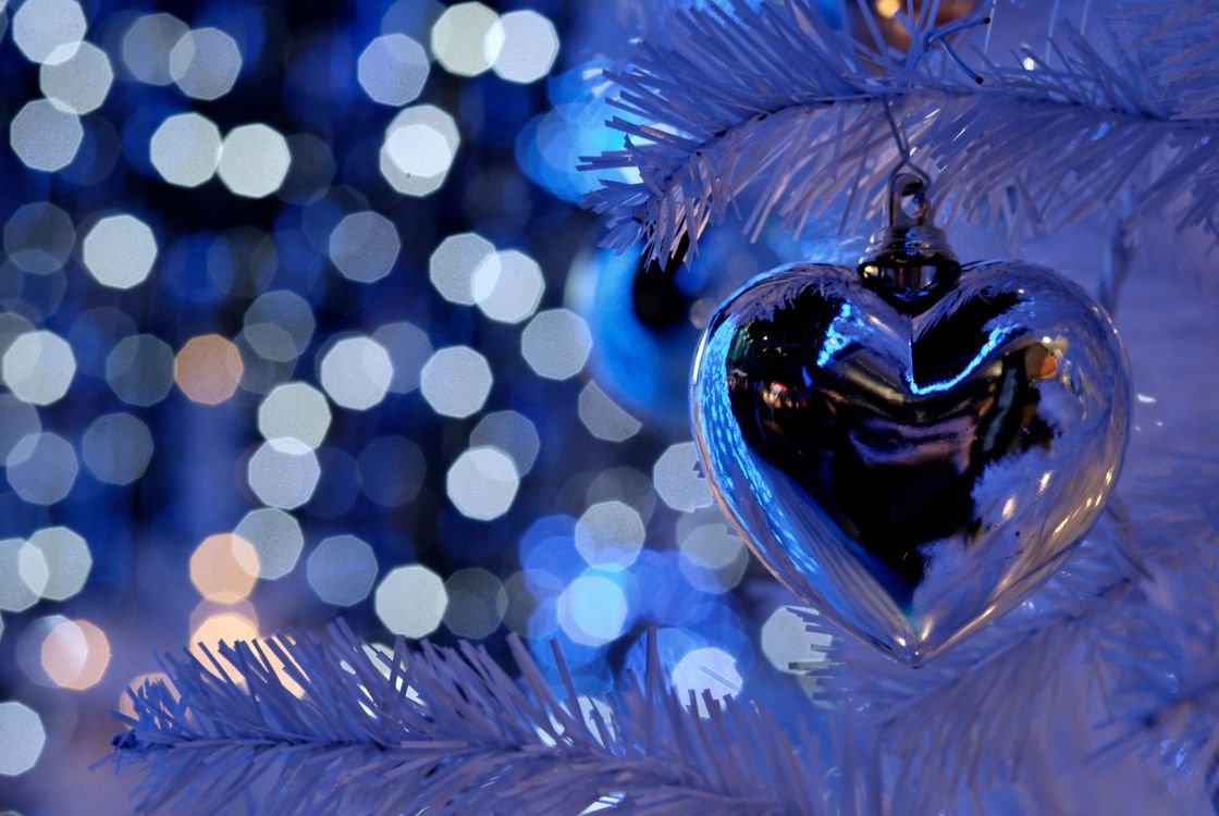 Новогодний шар в руках