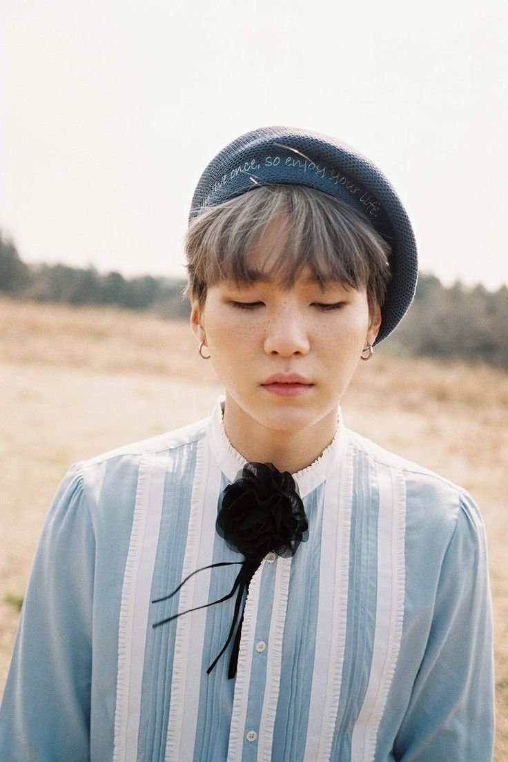 Шуга из BTS young Forever